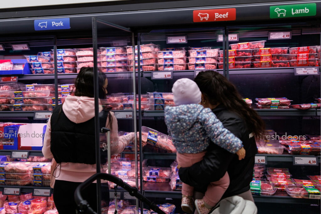 ΗΠΑ: Ραγδαία αύξηση στις αναλήψεις από επενδυτικούς λογαριασμούς για κάλυψη καταναλωτικών δαπανών