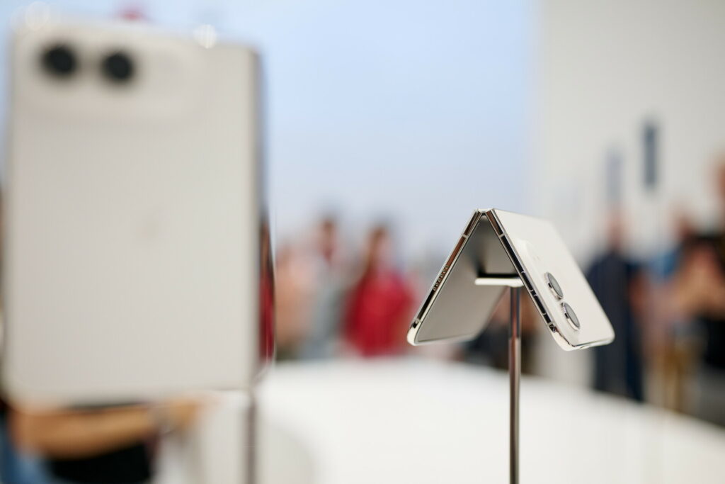 Πώς να συγκρίνεται το iPhone Duo με τα υπόλοιπα πτυσσόμενα τηλέφωνα