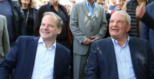 Το πέσιμο στον Μητσοτάκη από τους Καραμανλήδες, το βουβό κύμα που δεν πιάνουν οι δημοσκοπήσεις, οι βεντέτες των δελφίνων και οι απειλές του ψηλού