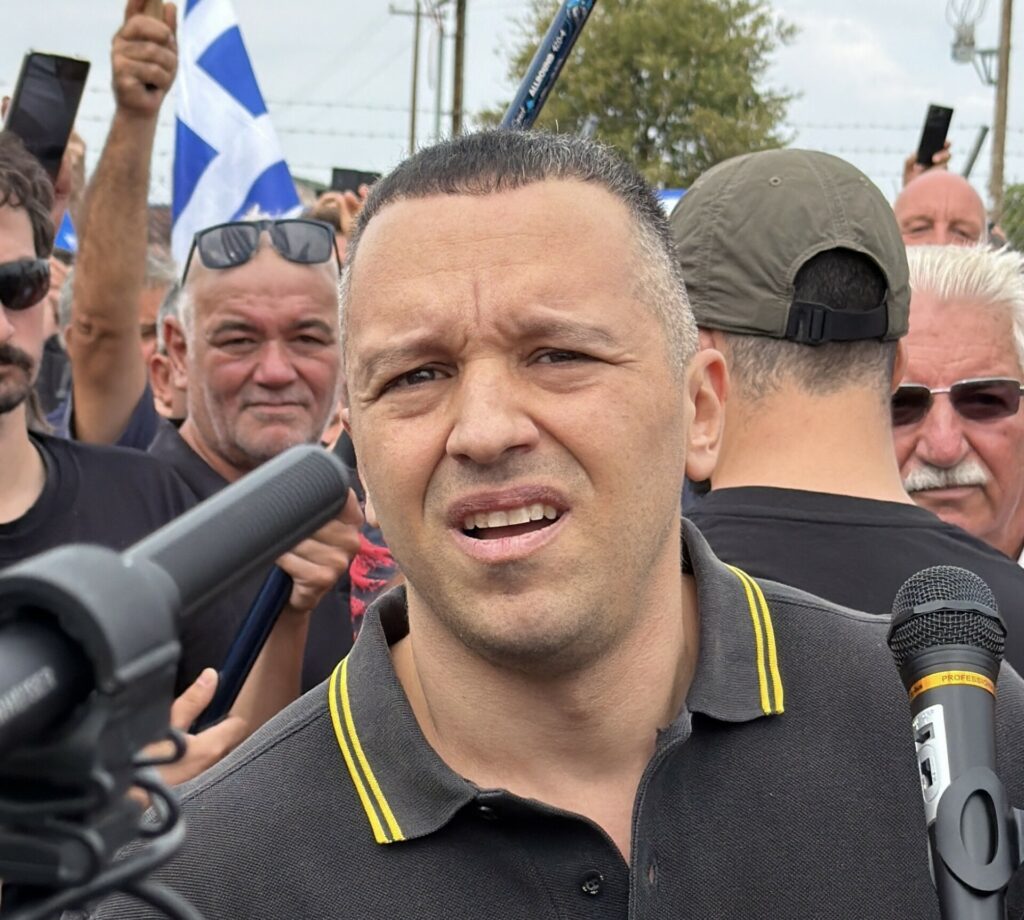 Το κόμμα Κασιδιάρη έκανε την εμφάνισή του στη Βουλή – Έντονες αντιδράσεις από ΚΚΕ και Πλεύση Ελευθερίας
