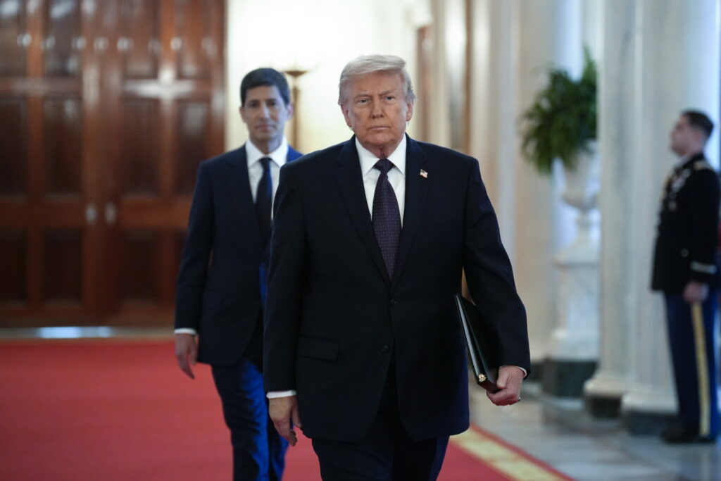 Επίθεση Τραμπ σε Γουόρς και Fed για τα επιτόκια