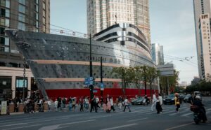 Γιατί οι Κινέζοι γύρισαν την πλάτη στη Louis Vuitton – Βουτιά 30% στις πωλήσεις