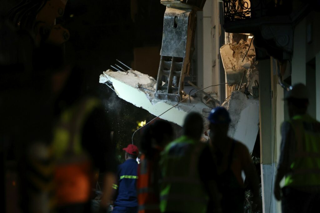 Έκρηξη στην Πλάκα: Νεκρή ανασύρθηκε μία γυναίκα από τον 1ο όροφο – Συνεχίζονται οι έρευνες