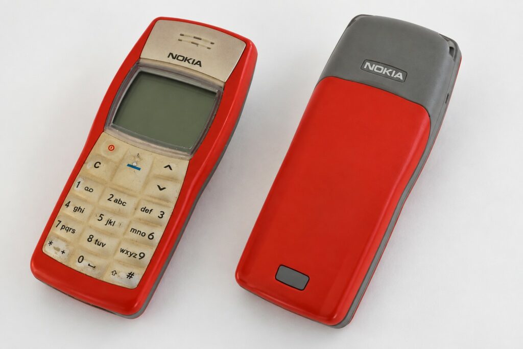 Το Nokia 1100 ξαναγίνεται μόδα – Την ίδια ώρα η BlackBerry αφήνει πίσω της τα κινητά