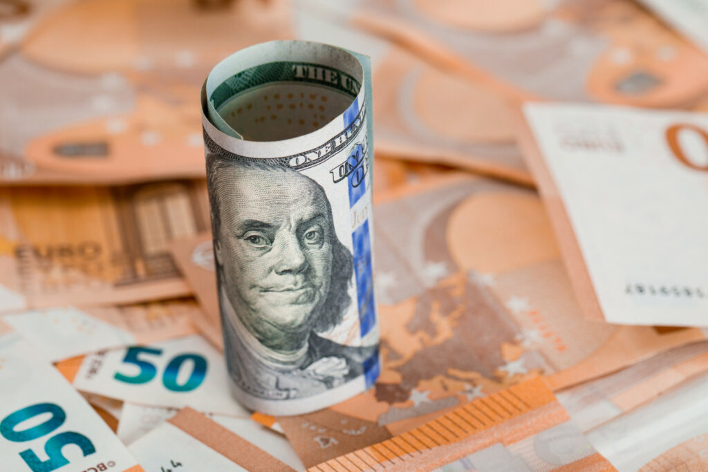 Σε χαμηλό δύο μηνών το ευρώ έναντι του δολαρίου – Τι φοβούνται οι αγορές