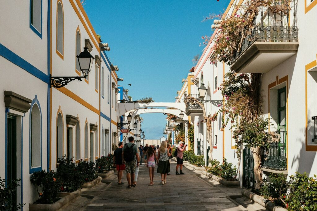 Γιατί η Ελλάδα δεν προσελκύει τους τουρίστες με υψηλά πορτοφόλια – Μαθήματα από Ισπανία