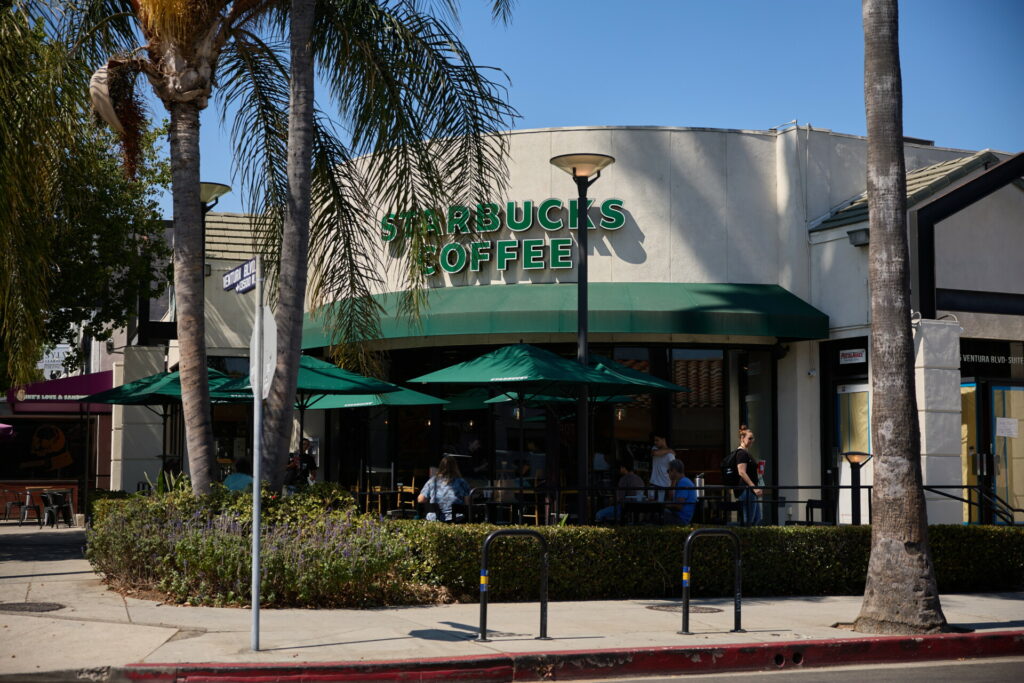 Starbucks: Νέα λουκέτα σε εκατοντάδες καταστήματα