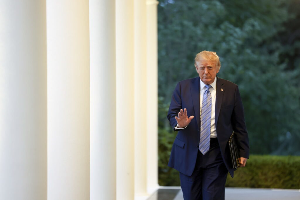 Ο Τραμπ αποκλείει MS NOW, CNN και Politico από τις συνεντεύξεις Τύπου στον Λευκό Οίκο