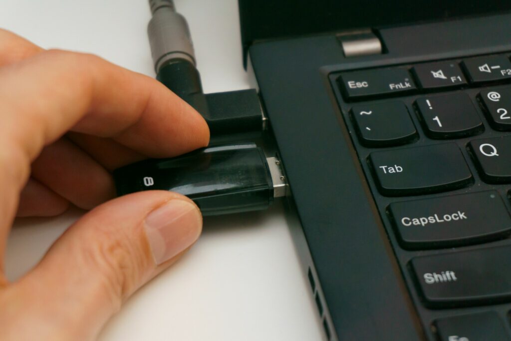 Έχετε USB θύρες πίσω από την οθόνη του υπολογιστή; Δεν είναι μόνο για φόρτιση – Δείτε τι μπορείτε να κάνετε