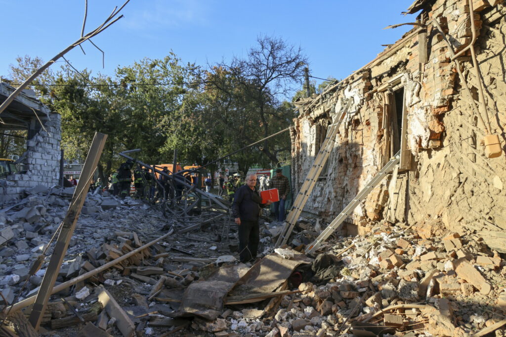 Ουκρανία: Ρωσική βόμβα σκότωσε 33 ανθρώπους σε στάση λεωφορείου