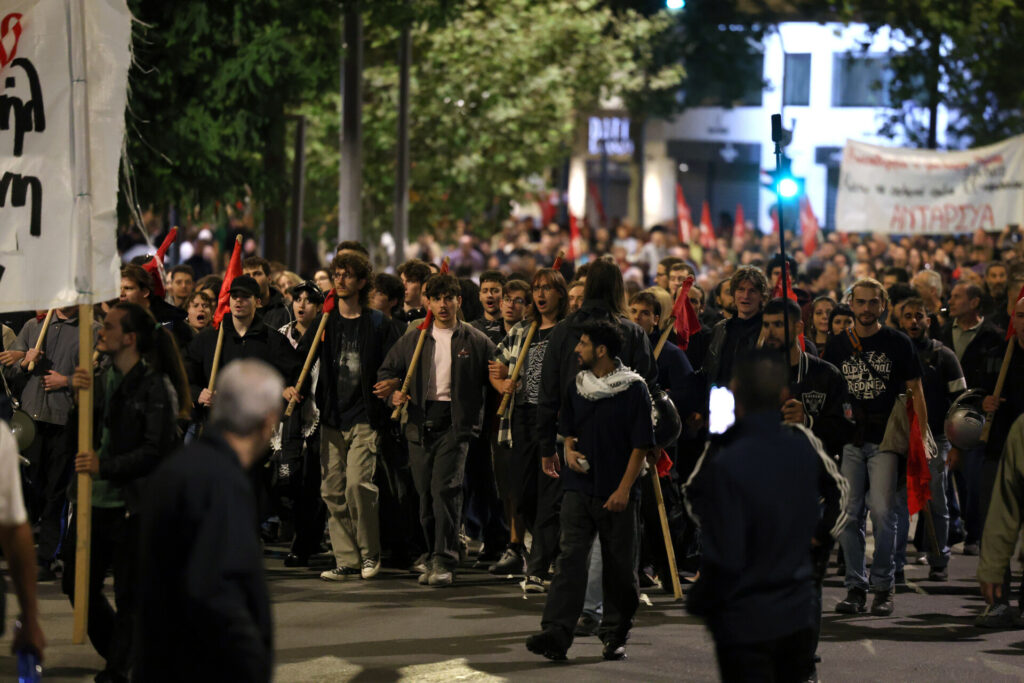 Σε εξέλιξη η πορεία προς την αμερικανική πρεσβεία ενάντια στην επίσκεψη Ρούμπιο