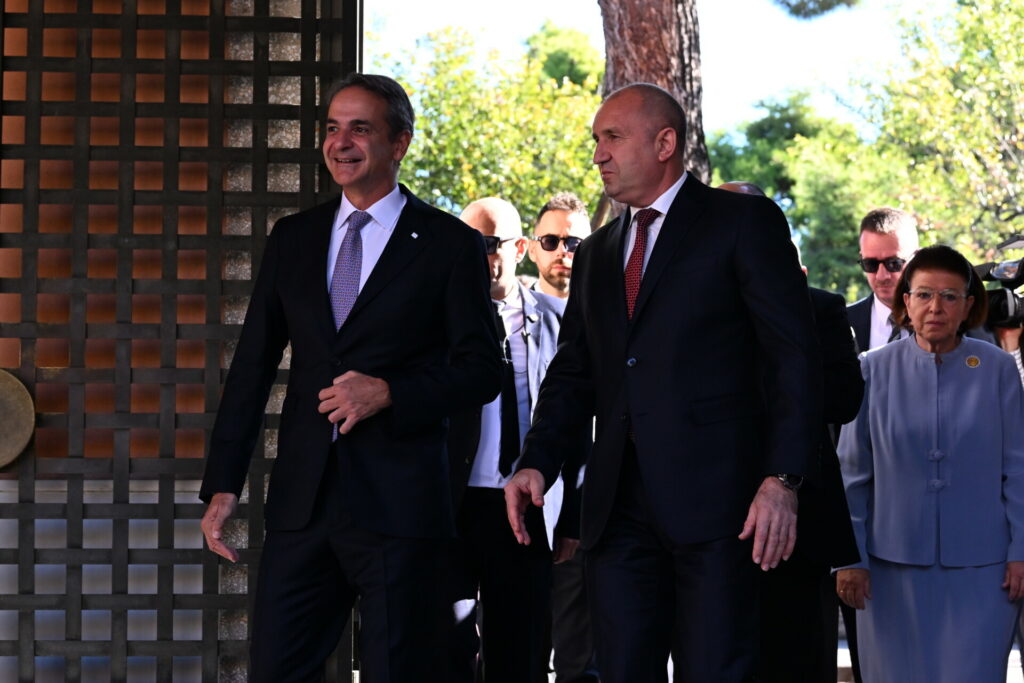 Ιστορική συμφωνία Ελλάδας – Βουλγαρίας για ανταλλαγή κειμηλίων και λειψάνων: Τελετή με Μητσοτάκη και Ράντεφ