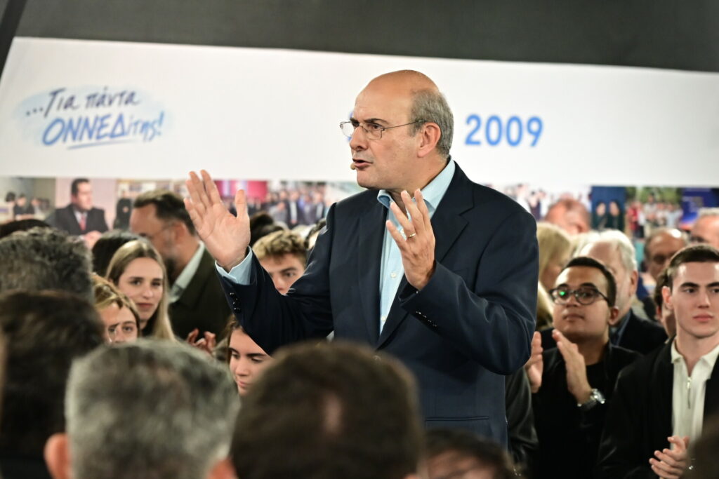 Χατζηδάκης σε μέλη της ΟΝΝΕΔ: Πάρτε στην πλάτη σας την εκλογική μάχη, κρίνεται το μέλλον της χώρας