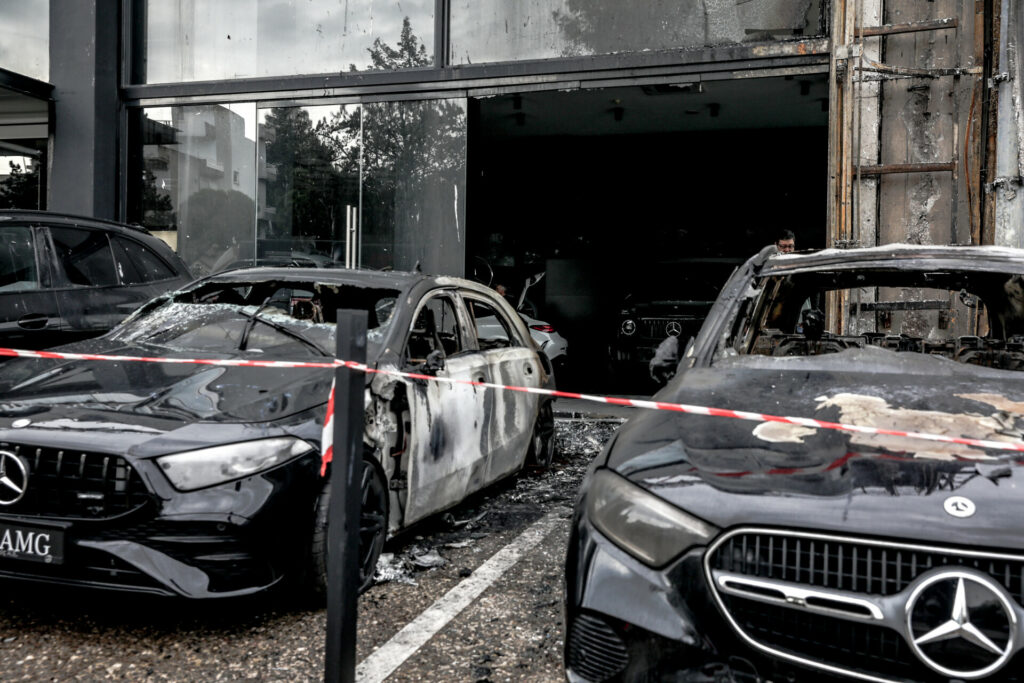 Συναγερμός στη Γλυφάδα: Μεγάλη φωτιά σε αντιπροσωπεία αυτοκινήτων επί της Βουλιαγμένης