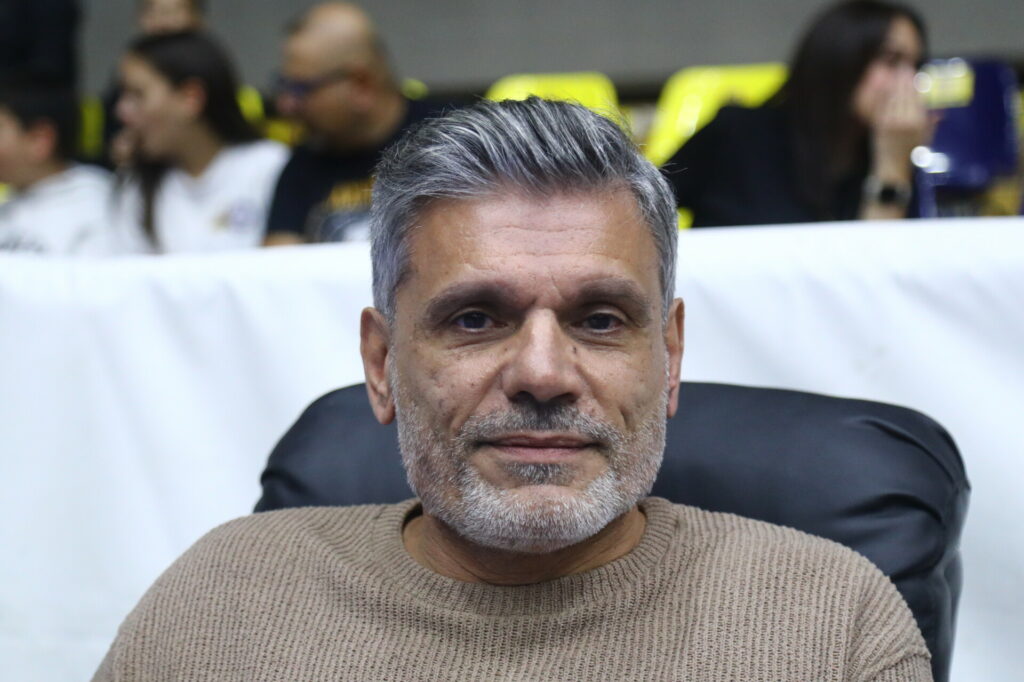 Ποιος είναι ο Άγγελος Κορωνιός που συμπορεύεται με τον Τσίπρα
