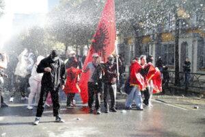 Χάος στα Τίρανα με μολότοφ, δακρυγόνα και επιθέσεις σε κυβερνητικά κτίρια