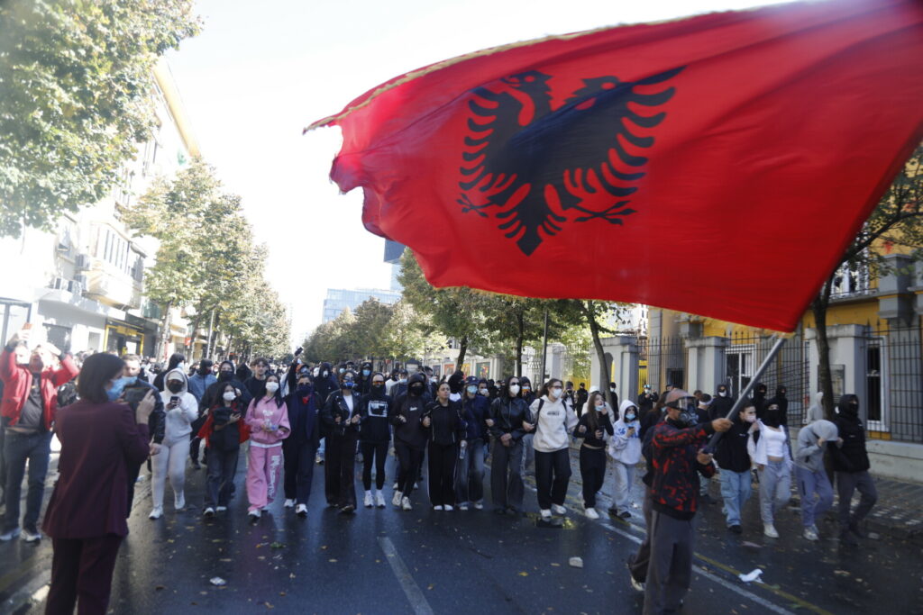 Αλβανία: Χάος στους δρόμους για έβδομη ημέρα, η Gen Z ζητεί την παραίτηση Ράμα