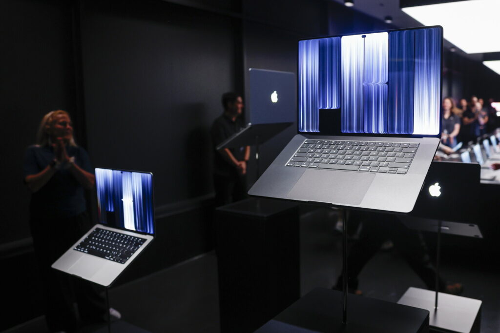 “MacBook με οθόνη αφής και τιμή… αυτοκινήτου – Η κορυφαία έκδοση φτάνει τα 14.549 δολάρια”