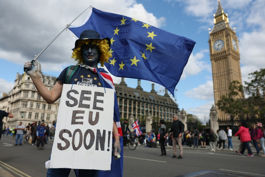 Rejoin: 10 χρόνια μετά το Βrexit οι μισοί Βρετανοί θέλουν να ξαναμπούν στην ΕΕ