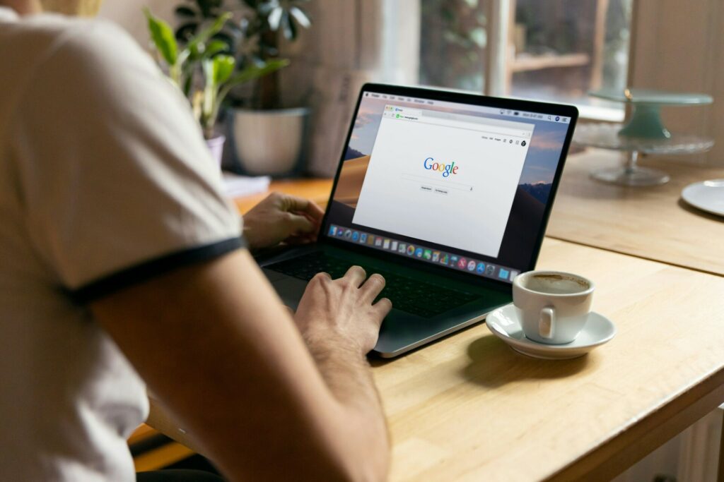 Chrome ή Safari; Η Apple αποκαλύπτει ποιος browser μπορεί να χαρίσει έως 5 ώρες μπαταρίας στο MacBook