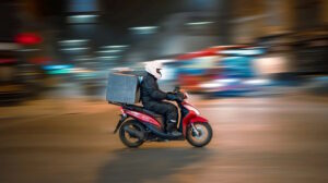 Courier: Πάγωσε η κατάργηση των μετρητών