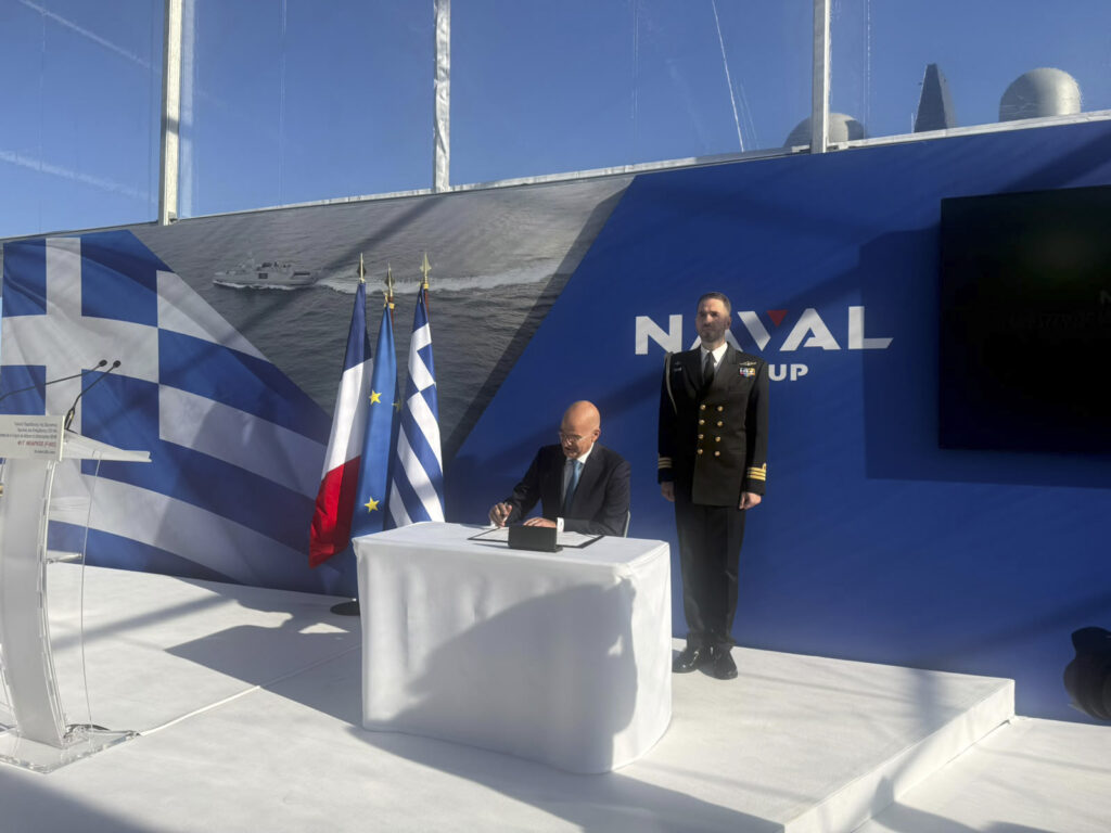 Kυματίζει η ελληνική σημαία στη φρεγάτα “Νέαρχος” – Δένδιας: Το καλύτερο σκάφος του είδους παγκοσμίως