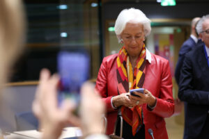 ΕΚΤ: Γιατί η Λαγκάρντ παγώνει τα επιτόκια παρά την έκρηξη του πληθωρισμού – Τα τρία αγκάθια