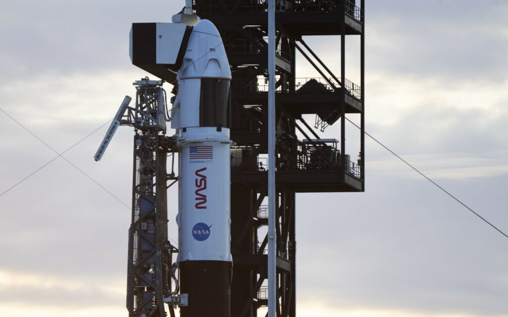 Εκτοξεύτηκε πύραυλος της SpaceX που μεταφέρει τέσσερις αστροναύτες στον Διεθνή Διαστημικό Σταθμό