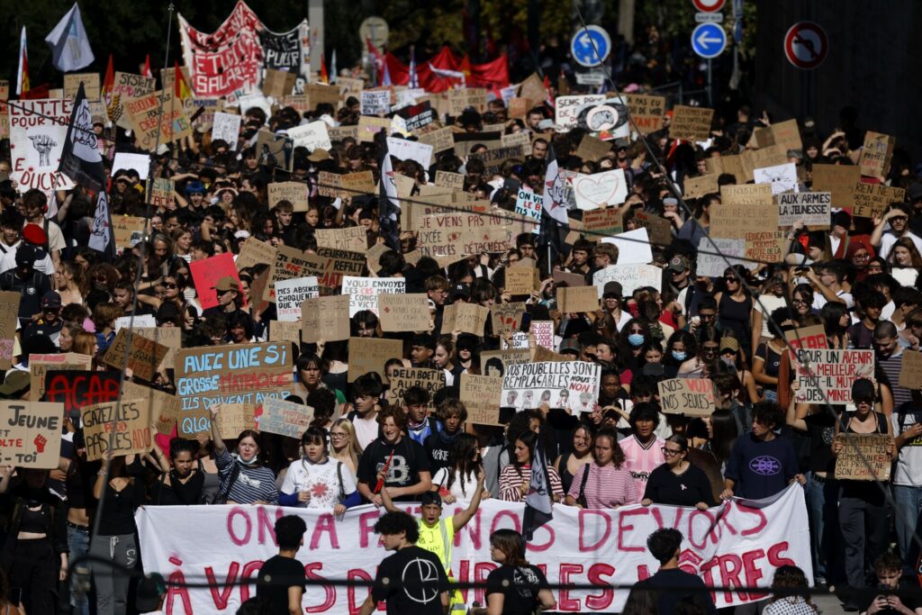 Γαλλία: Με 480.000 διαδηλωτές συνεχίζονται οι κινητοποιήσεις των μαθητών