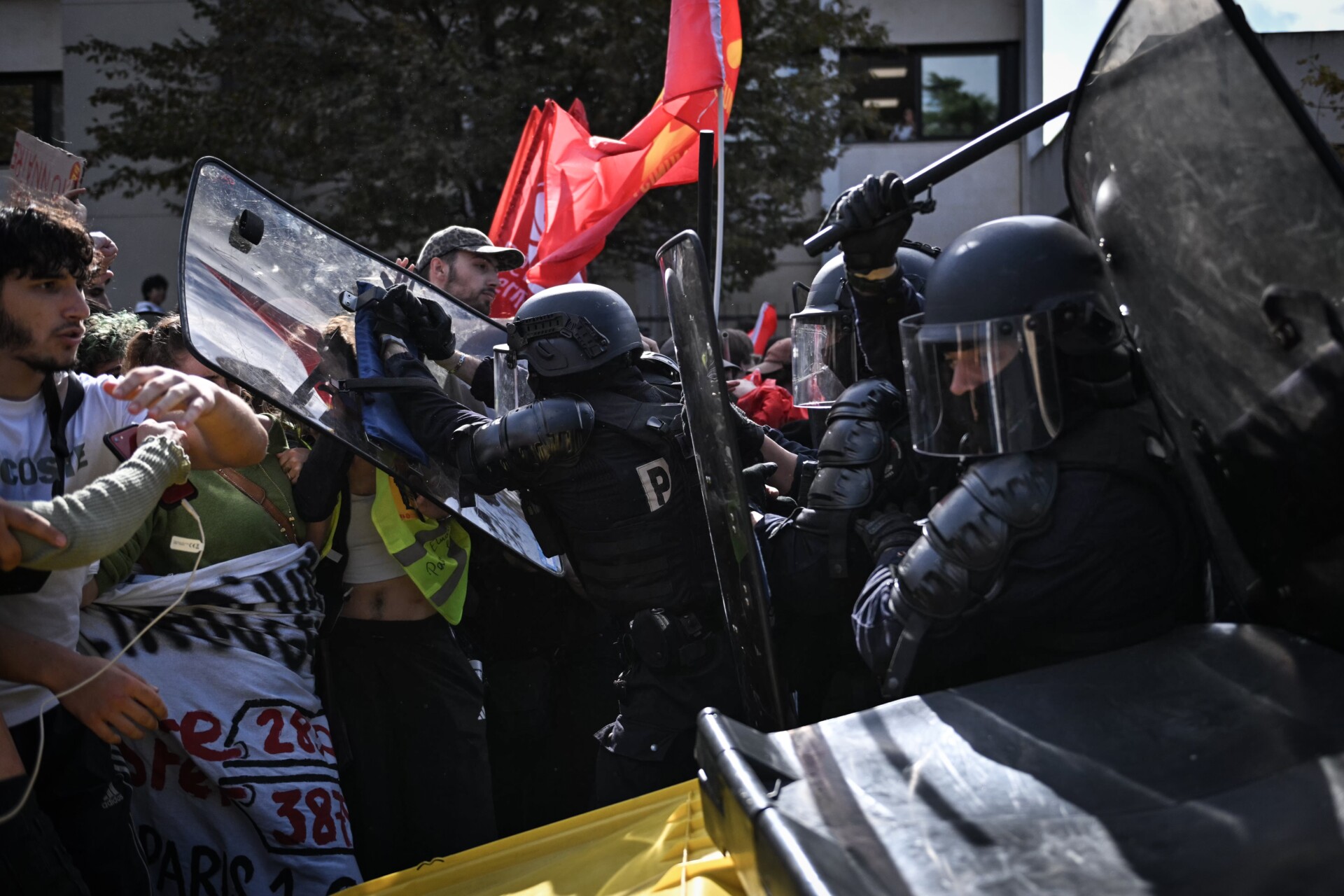 Bίαιες συγκρούσεις μαθητών με την αστυνομία στο Παρίσι