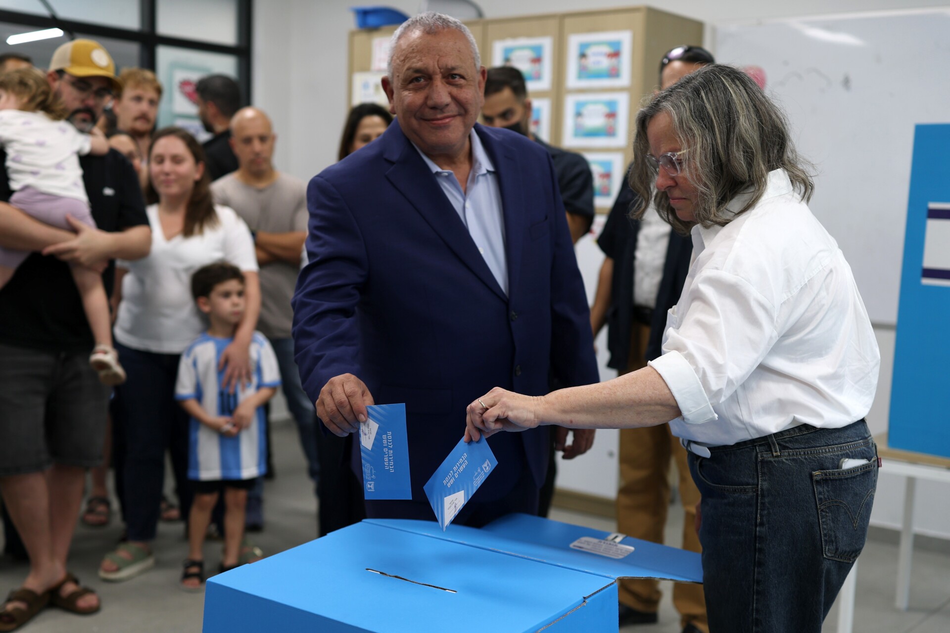 O Γκάντι Άιζενκοτ ψηφίζει μαζί με τη σύζυγό του