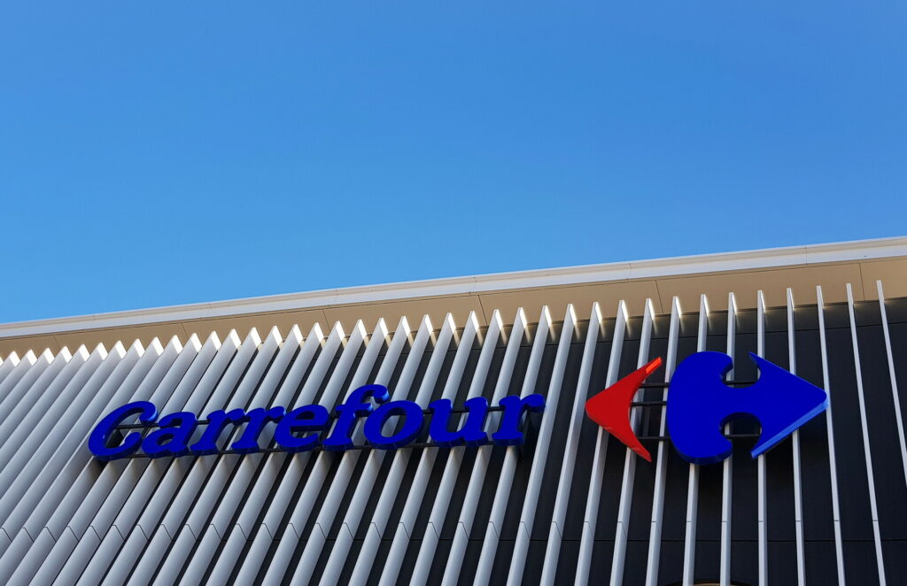 Carrefour: Οι ταραχές στη Γαλλία γκρεμίζουν τη μετοχή – Βουτιά άνω του 13%