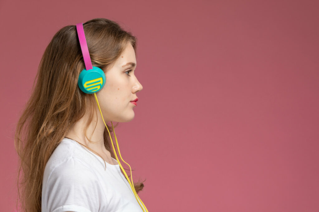 Αντίο AirPods, καλώς ήρθατε καλώδια – Η απρόσμενη στροφή της Gen Z στα ενσύρματα ακουστικά