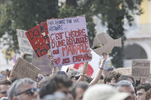 Νύχτα χάους στη Γαλλία, εκατοντάδες χιλιάδες στους δρόμους και βίαιες συγκρούσεις
