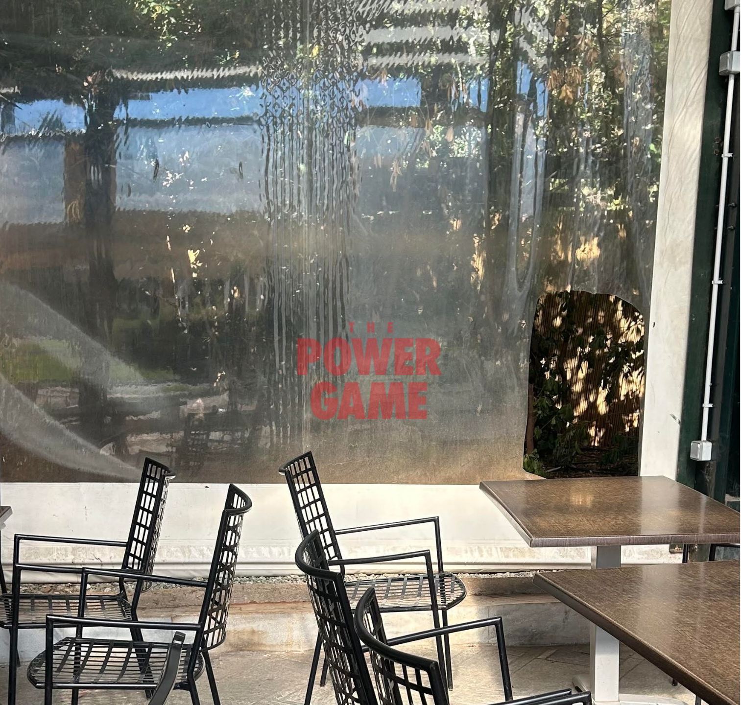 Φθορές στις τέντες της καφετέριας στον κήπο του Εθνικού Αρχαιολογικού Μουσείου ©powergame.gr