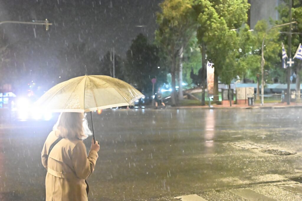 Κακοκαιρία στην Αττική: Δρόμοι ποτάμια σε Μάνδρα και Γλυφάδα