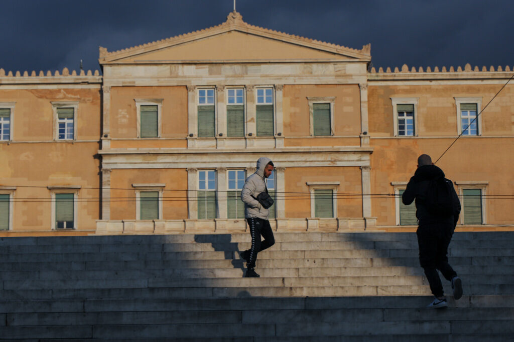 Η διόγκωση της κοινωνικής δυσφορίας και ο ανίκητος πολιτικός κατακερματισμός