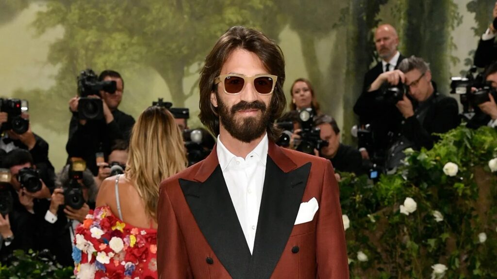 Ray-Ban: Κληρονόμος και πρώην πρόεδρος αποκαλύπτει εθισμό και “πυροβολεί” τη διοίκηση