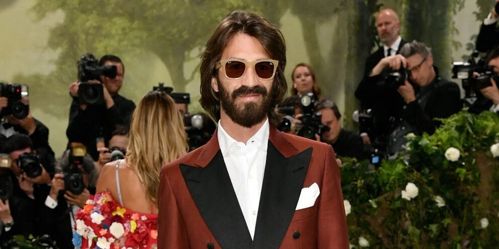 Ray-Ban: Κληρονόμος και πρώην πρόεδρος αποκαλύπτει εθισμό και “πυροβολεί” τη διοίκηση