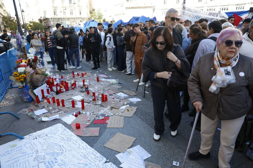 Συνδικάτα και απλός κόσμος αποχαιρέτησε τη Μαρικάρμεν σε όλη την Ισπανία με ένα λεπτό σιγής