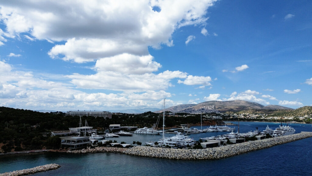 Κοινό μέτωπο εννέα δημάρχων κατά της ρύθμισης για τα παραλιακά καταστήματα