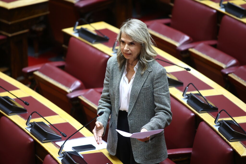 Αποστολάκη: Η κυβέρνηση νομοθετεί υπέρ των funds και αφήνει απροστάτευτους τους δανειολήπτες