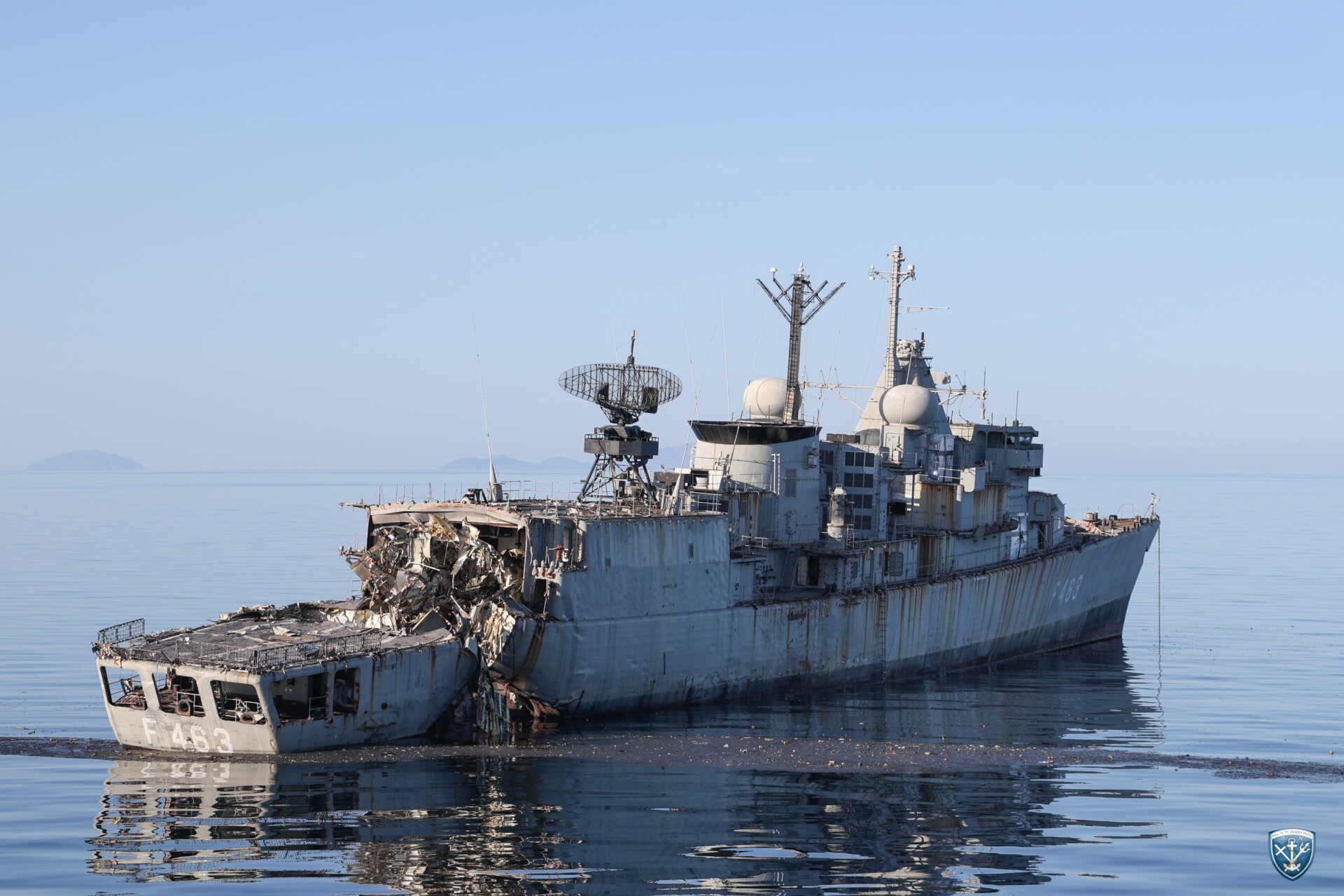 H παροπλισμένη φρεγάτα Μπουμπουλίνα μετά από πλήγματα τορπιλών λίγο πριν βυθιστεί
