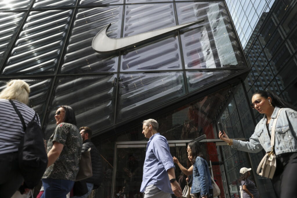Η μεγάλη βουτιά της Nike: Πώς ο γίγαντας των αθλητικών ειδών μπήκε σε περιπέτειες