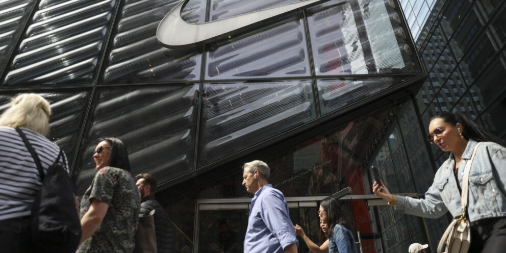 Η μεγάλη βουτιά της Nike: Πώς ο γίγαντας των αθλητικών ειδών μπήκε σε περιπέτειες