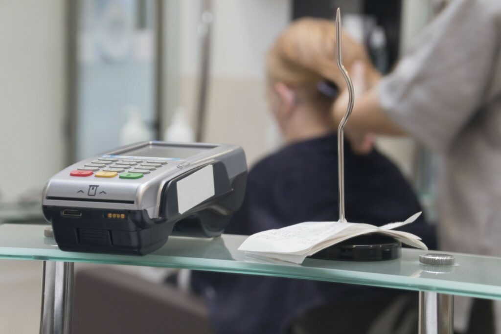 Η φάμπρικα των παράνομων λογισμικών και τα κόλπα των επιχειρήσεων
