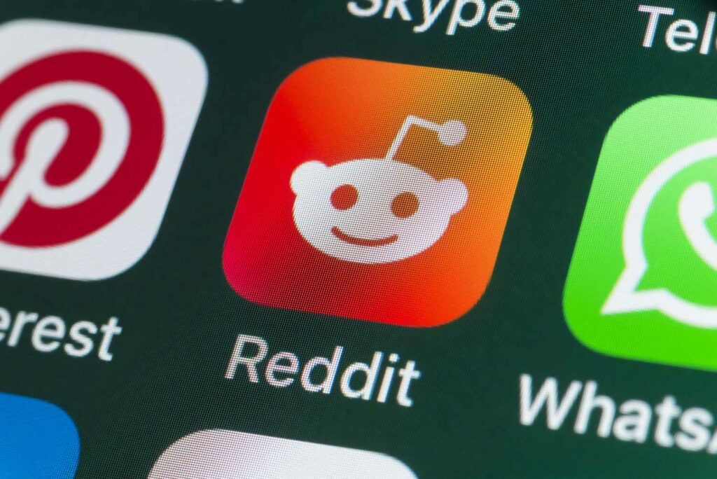 Reddit: Περιορίζει την ελεύθερη πρόσβαση, καθώς μειώνονται οι επισκέψεις από τις μηχανές αναζήτησης και το ΑΙ
