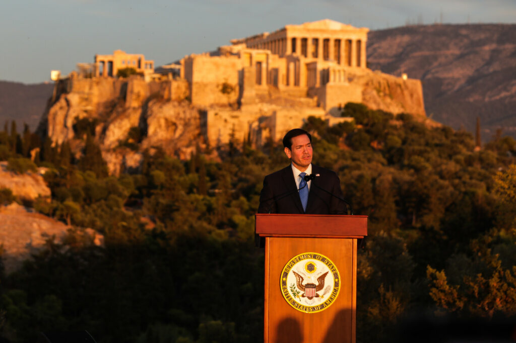 Η αναγνώριση του ρόλου της Ελλάδας, οι εξ Ανατολών προτεραιότητες του Καραμανλή, ο θαυμαστός κόσμος της κεντροαριστεράς και η συνταγή ενότητας 