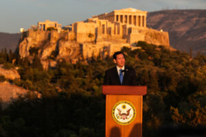 Η αναγνώριση του ρόλου της Ελλάδας, οι εξ Ανατολών προτεραιότητες του Καραμανλή, ο θαυμαστός κόσμος της κεντροαριστεράς και η συνταγή ενότητας 