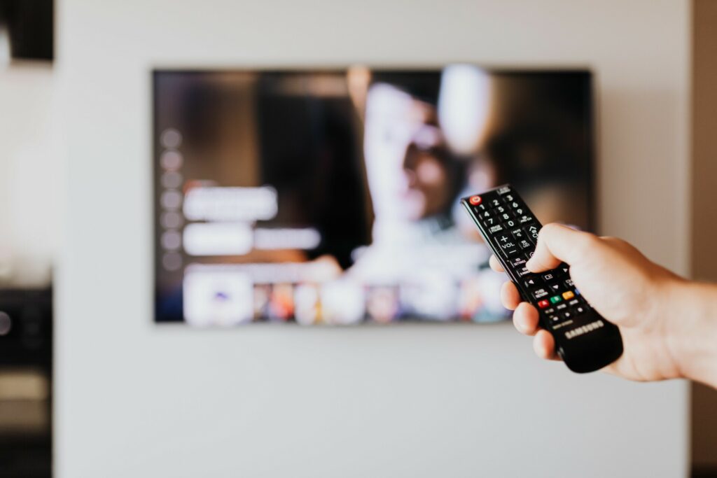 Οι Smart TV έχουν γεμίσει διαφημίσεις – Χρήστες επιστρατεύουν την AI για να καθαρίσουν την οθόνη τους